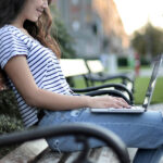 Navigare con un notebook all'aperto in mobilità