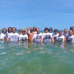 Gli amici festeggiano gli sposi Luca Boldreghini e Federica Sperandini