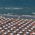 Metà spiaggia, metà mare - Foto Massimo Mariselli