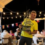 Il presidente Genghini dell'AVS con il trofeo