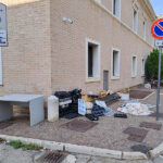 Rifiuti in via Chiostergi, vicino piazza del Duca due giorni dopo la Fiera di Sant'Agostino 2024