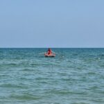 Un bagnino di salvataggio in mare