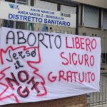 NO G7 - Striscione al consultorio di Senigallia
