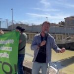 Dario Romano lungo il fiume Misa, davanti alla passerella ciclopedonale provvisoria