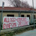 Striscioni sulle politiche abitative esposti alle ex Colonie GIL sul lungomare Da Vinci