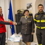 Dispositivi di protezione individuale consegnati dalla Croce Rossa ai Vigili del Fuoco