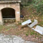 Rifiuti abbandonati alla fontana di Prosano di Arcevia