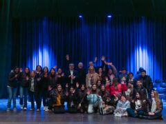 Il sindaco Massimo Olivetti, Massimo Manzi e gli alunni dell’I.C. Senigallia Centro “Fagnani” con l’insegnante maestra Elena Solai