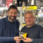 Consegnato da Leonardo Bacoccoli a Claudio Badialetti il regalo di Zona Immagine