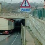 Camion carico di bungalow incastrato nel sottopasso tra lungomare Italia e lungomare Buglioni e la SS16