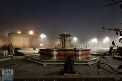 Nebbia in piazza - Foto Francesco Sanò