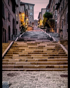Poco dopo il tramonto sulla scalinata della Piaggia a Corinaldo - Foto Enrico Petrini