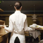 Una cameriera al lavoro