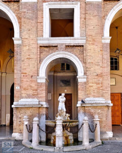 Piazza Roma Senigallia, Fontana del Nettuno o 'Monk' - Foto Enrico Petrini