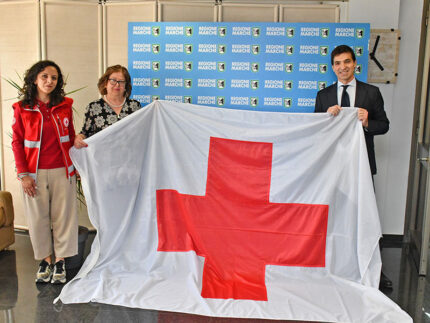 Consegna bandiera Croce Rossa alla Regione Marche