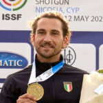 Elia Sdruccioli con la medaglia d'oro dello Skeet in Coppa del Mondo