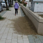 Marciapiedi del lungomare con accumuli di sabbia