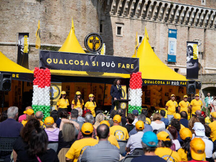 Tenda gialla di Scientology a Senigallia