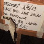 Cartello abbattimento alberi in via Venezia