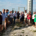 Brindano i cittadini sotto al palo telefonico del Cavallo dopo il ricorso accolto dal Tar Marche