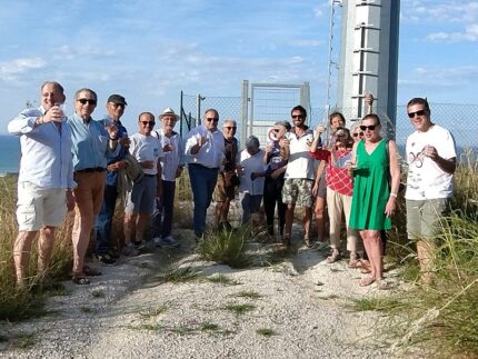 Brindisi sotto il palo dell'antenna telefonica in strada del Cavallo
