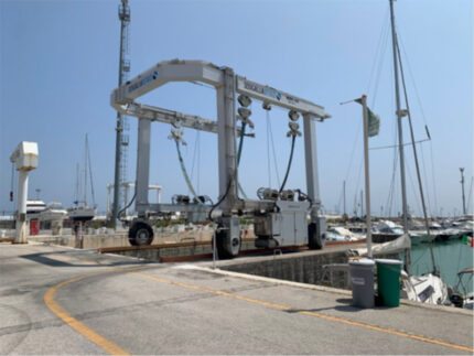 Travel Lift al porto di Senigallia