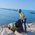Volontari raccolgono rifiuti al porto di Senigallia