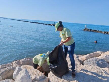 Volontari raccolgono rifiuti al porto di Senigallia
