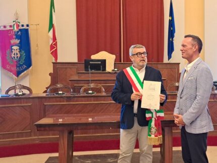 Consegna pergamene a turisti storici di Senigallia