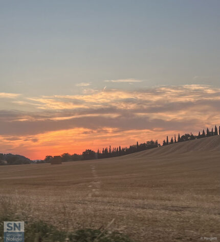 I colori del cielo che cambiano, dal giallo e l'arancione al rosso e al viola, offrono un momento di pace e bellezza alla fine di una giornata che potrebbe essere stata infuocata e faticosa - Foto Paola Pongetti