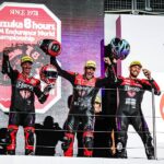 Simone Saltarelli festeggia insieme ai compagni dell'Aprilia il terzo posto ottenuto alla 8 Ore di Suzuka
