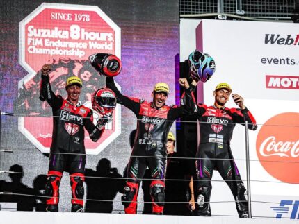 Simone Saltarelli festeggia insieme ai compagni dell'Aprilia il terzo posto ottenuto alla 8 Ore di Suzuka