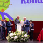 Il presidente Federcasse Augusto dell'Erba consegna il riconoscimento a Rondina