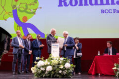 Il presidente Federcasse Augusto dell'Erba consegna il riconoscimento a Rondina