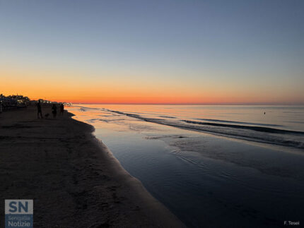 Tramonto in riva - Foto Fabrizio Tesei
