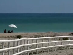 Porzione di spiaggia con naturisti a Cesano di Senigallia