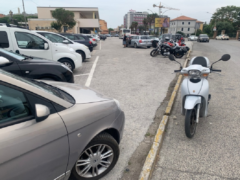 Cordolo davanti alla stazione di Senigallia