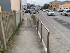 Marciapiede che fiancheggia la recinzione ferroviaria