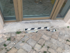 Ingresso ufficio turistico con gradino esterno