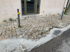 Spazio antistante l’ingresso dell’ufficio turistico