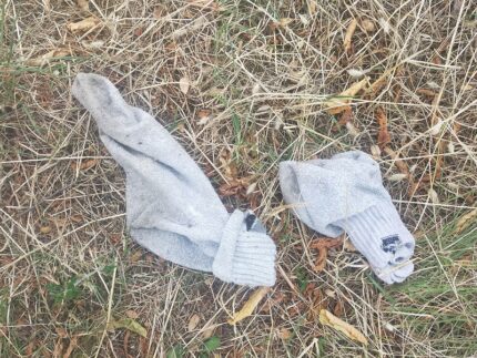 Calzini abbandonati da alcuni campeggiatori a Genga