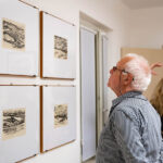 Visitatori a Trecastelli per la mostra Memè Olivi La linea infinita