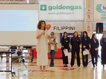 La preside Laura Fagioli parla agli studenti dell'IIS Panzini di Senigallia