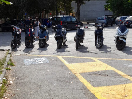 Parcheggio per disabili ostruito da scooter al campus scolastico