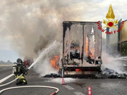 Incendio camion in A14 tra Senigallia e Marotta-Mondolfo