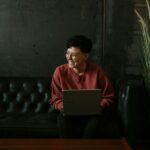 Uomo seduto con notebook