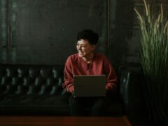 Uomo seduto con notebook