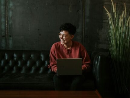 Uomo seduto con notebook