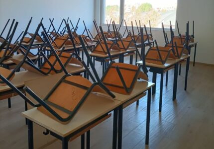 Scuola, banchi, aula scolastica vuota