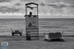 Spiaggia libera, lungomare levante. L'estate è finita? Macché! L'estate è uno stato dell'animo - Foto Marco Petrelli